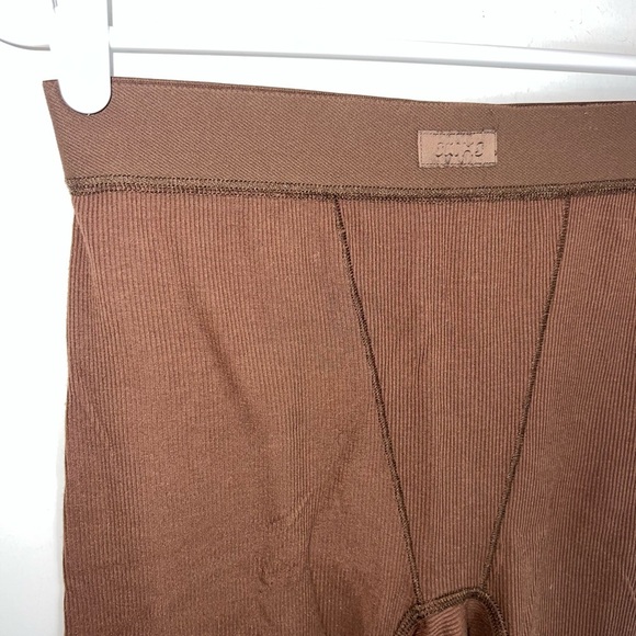 Skims Brown Ribbed Biker lounge Shorts - Picture 4 of 11